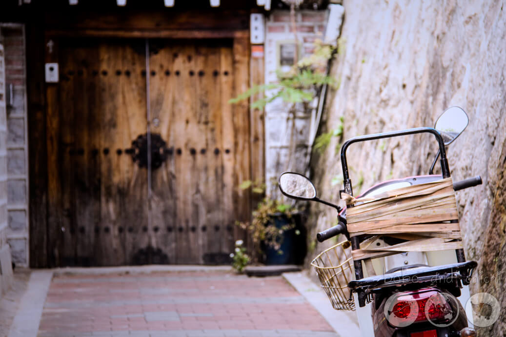 Motorbike in Bukchon Hanok Village