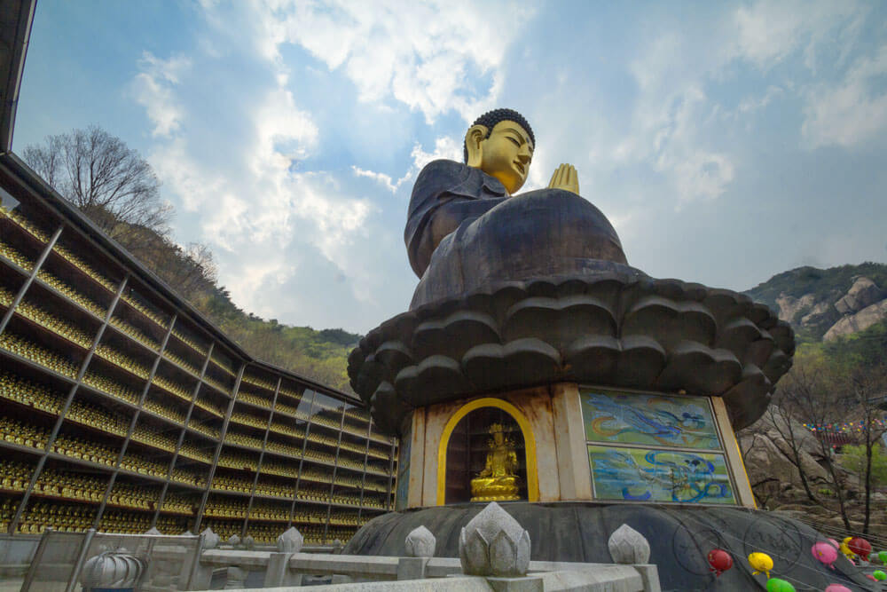 Golden Buddha Temple Hike in Bukhansan National Park in Seoul 