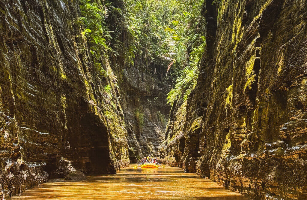 whitewater-rafting-in-Upper-Navua-River-in-Fiji