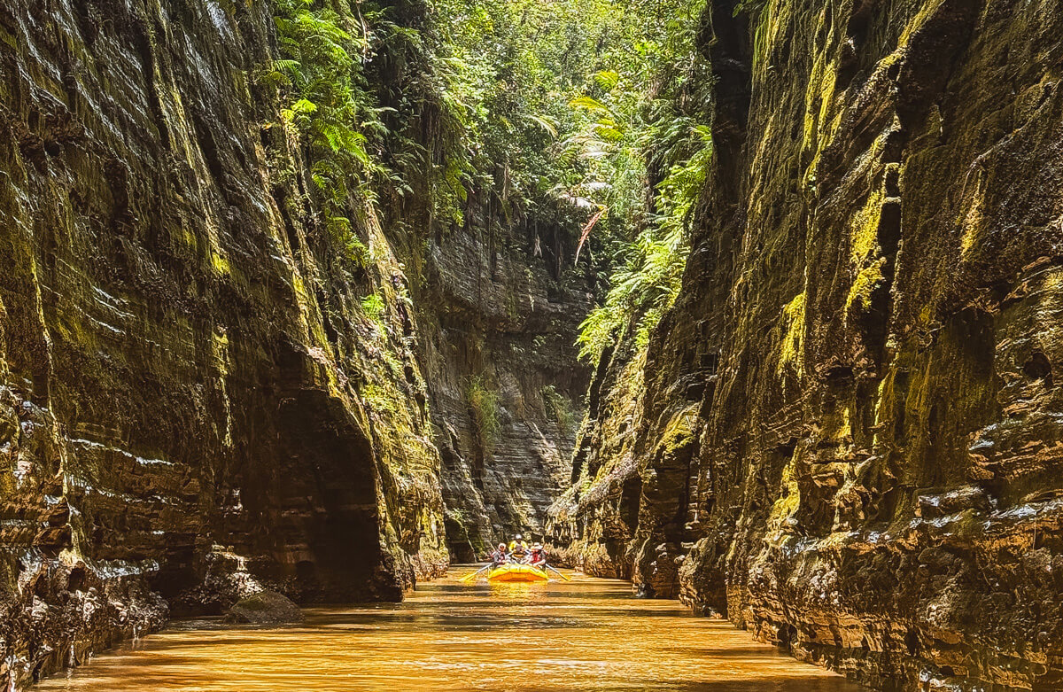 whitewater-rafting-in-Upper-Navua-River-in-Fiji