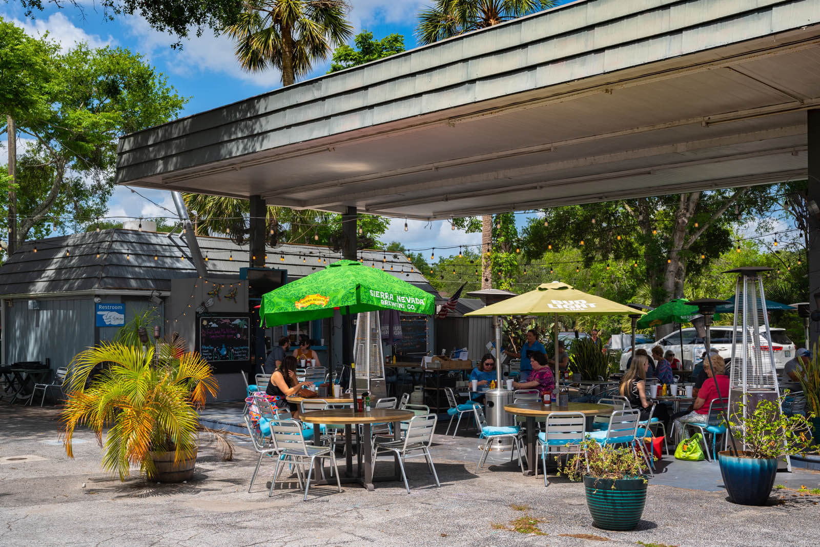 5th Avenue Streatery outdoor dining in Mount Dora Florida