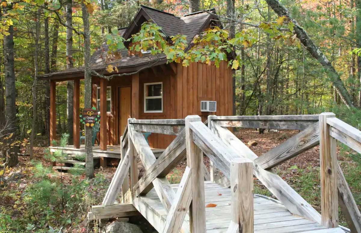 Adirondack-cabin-style-tiny-home-in-new-york