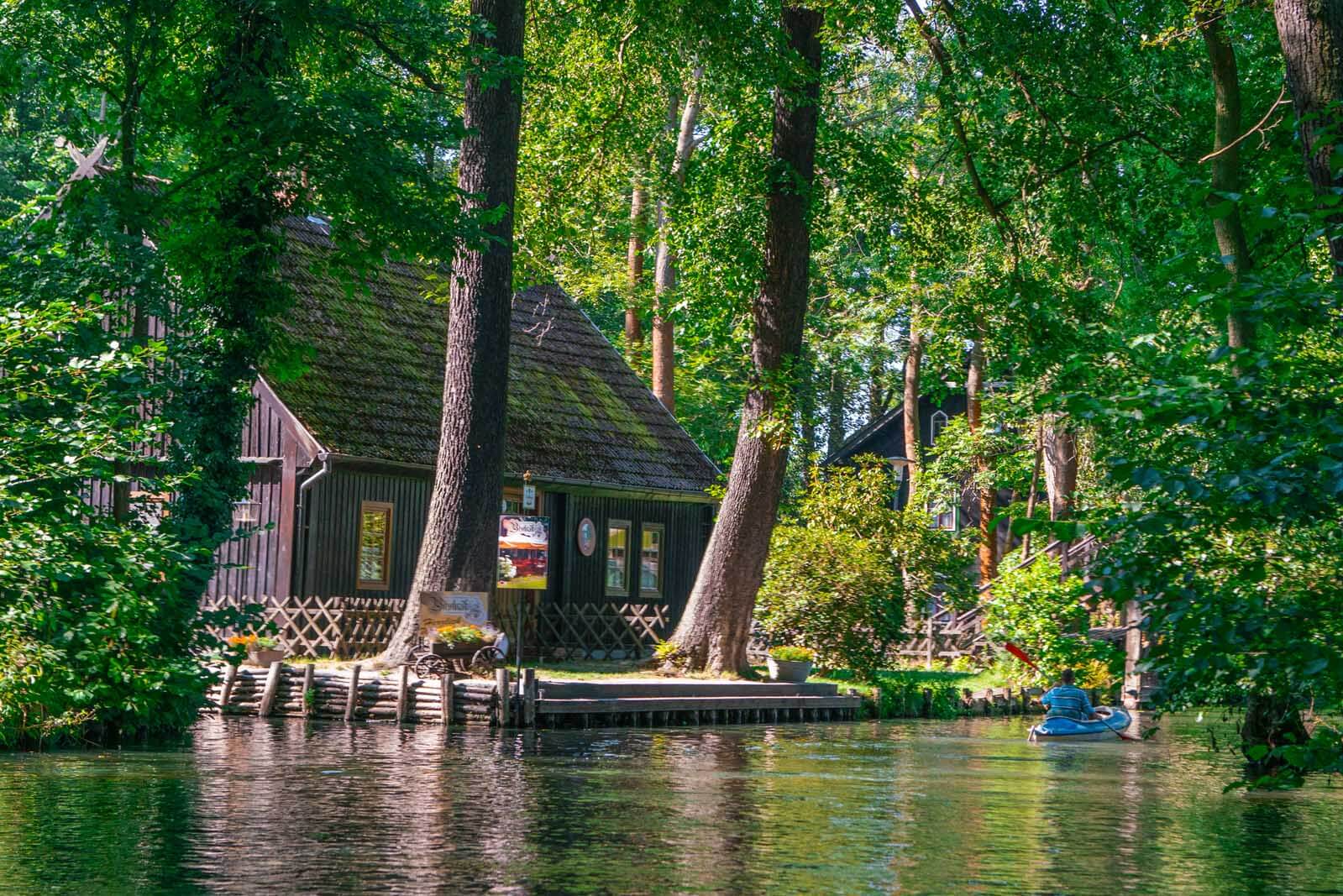 Amazing canal side cottage in Spreewald