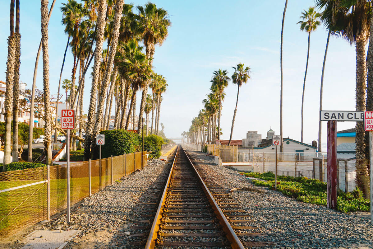 Amtrak-train-tracks-for-the-Pacific-Surfliner-in-San-Clemente-California