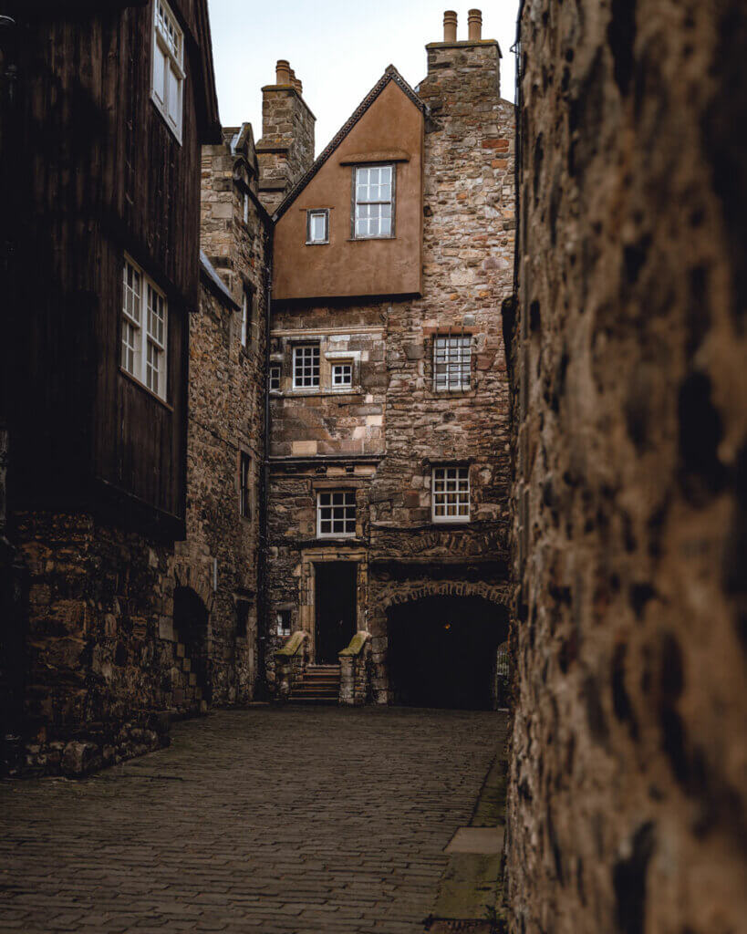 Bakehouse-Close-in-Old-Town-Edinburgh-a-Outlander-filming-location