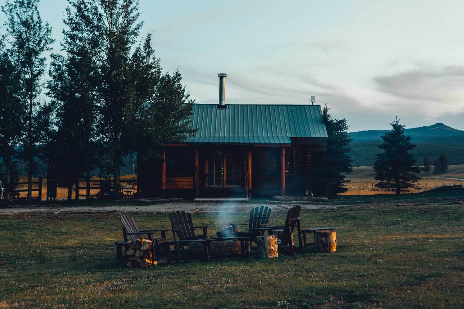 Schöne Hütte auf der Bar N Ranch in West Yellowstone in Montana