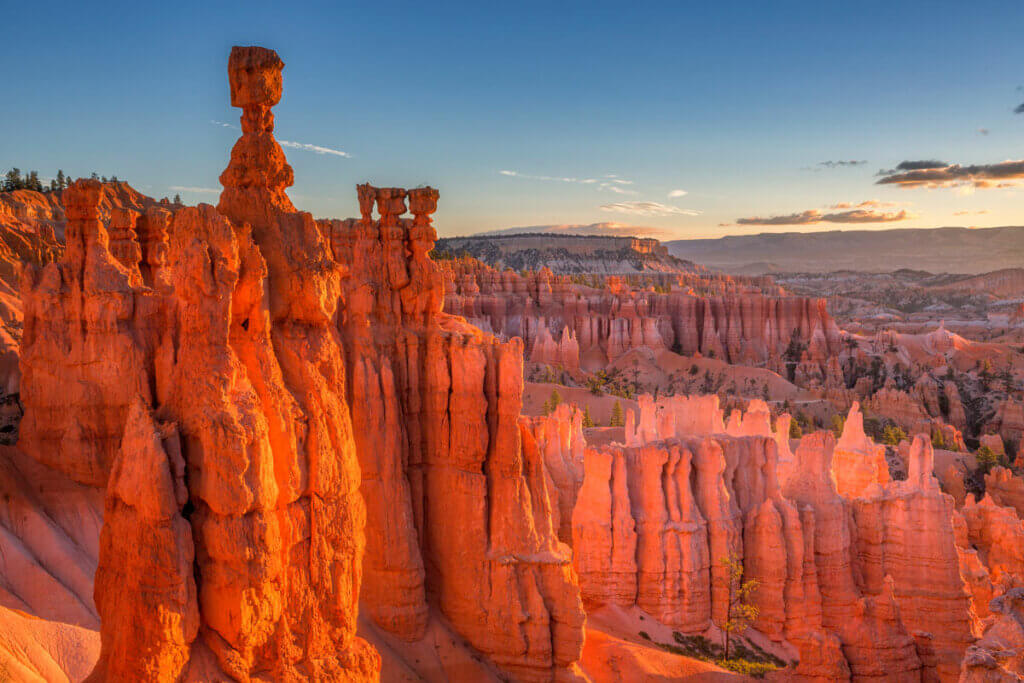 Bryce-Canyon-National-Point-at-Sunset-Point-with-a-view-of-Thor's-Hammer-in-Utah