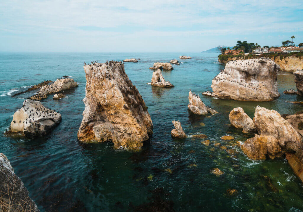 Dinosaur-Caves-Park-Seastack-rocks-in-Pismo-Beach-California