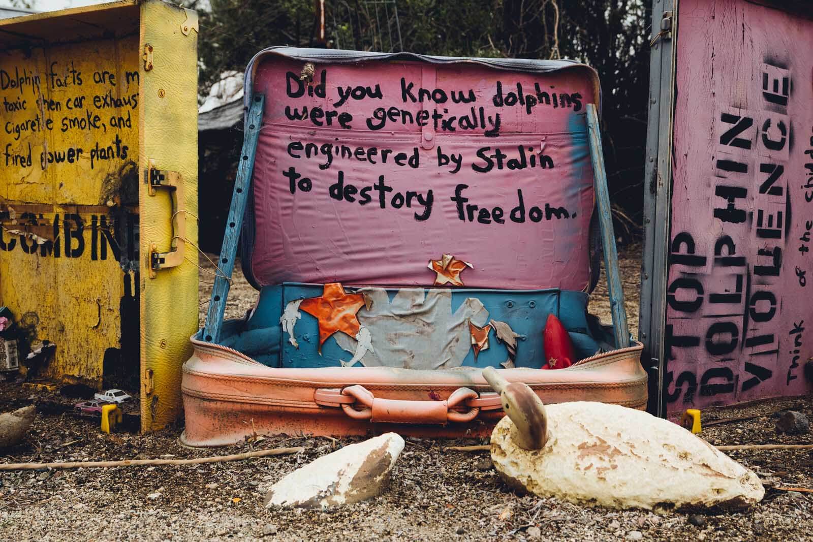 Les dauphins sont diaboliques installation artistique à East Jesus à Slab City