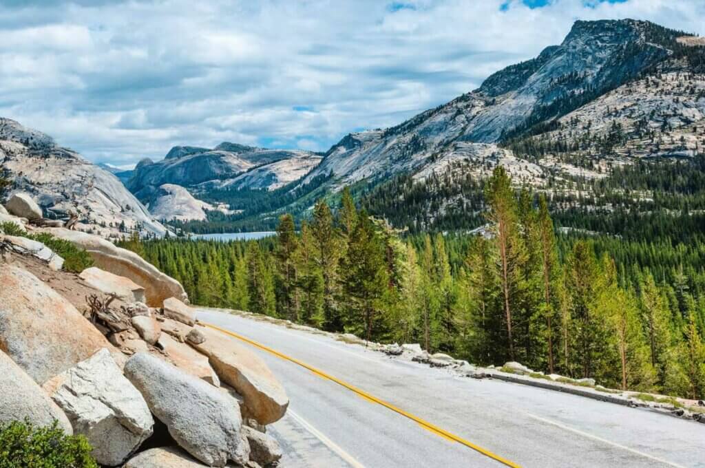 Driving-along-the-Tioga-Pass-in-Yosemite-National-Park-in-California