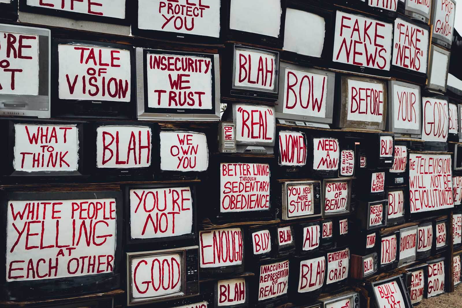 Installation artistique de l'Est de Jésus avec des téléviseurs à Slab City
