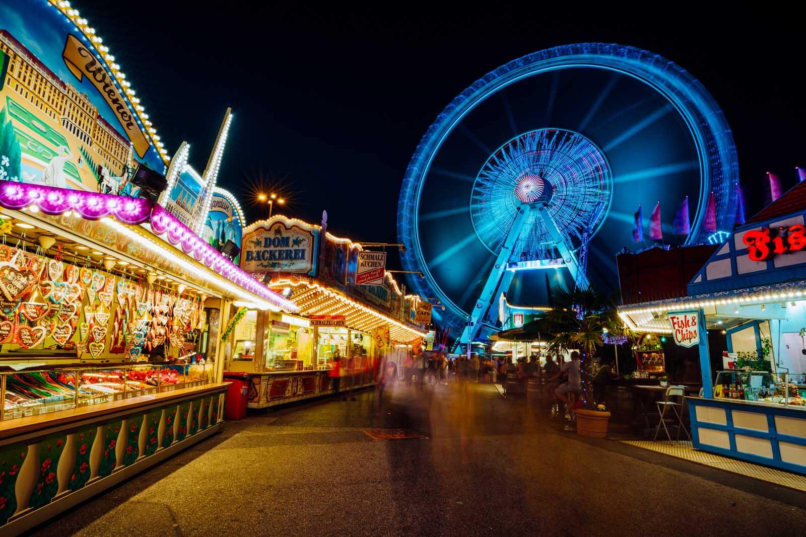 Hamburger DOM at night