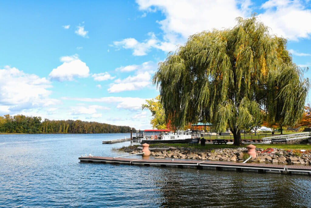 Henry-Hudson-Riverfront-Park-in-Hudson-New-York-overlooking-the-Hudson-River-in-the-Hudson-Valley