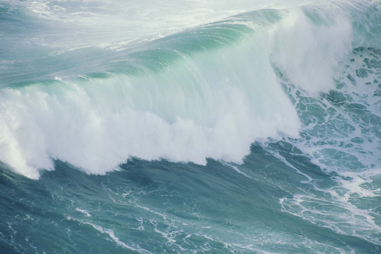 Crashing-Waves-at-Slea-Head-Beach-Dingle-Ireland