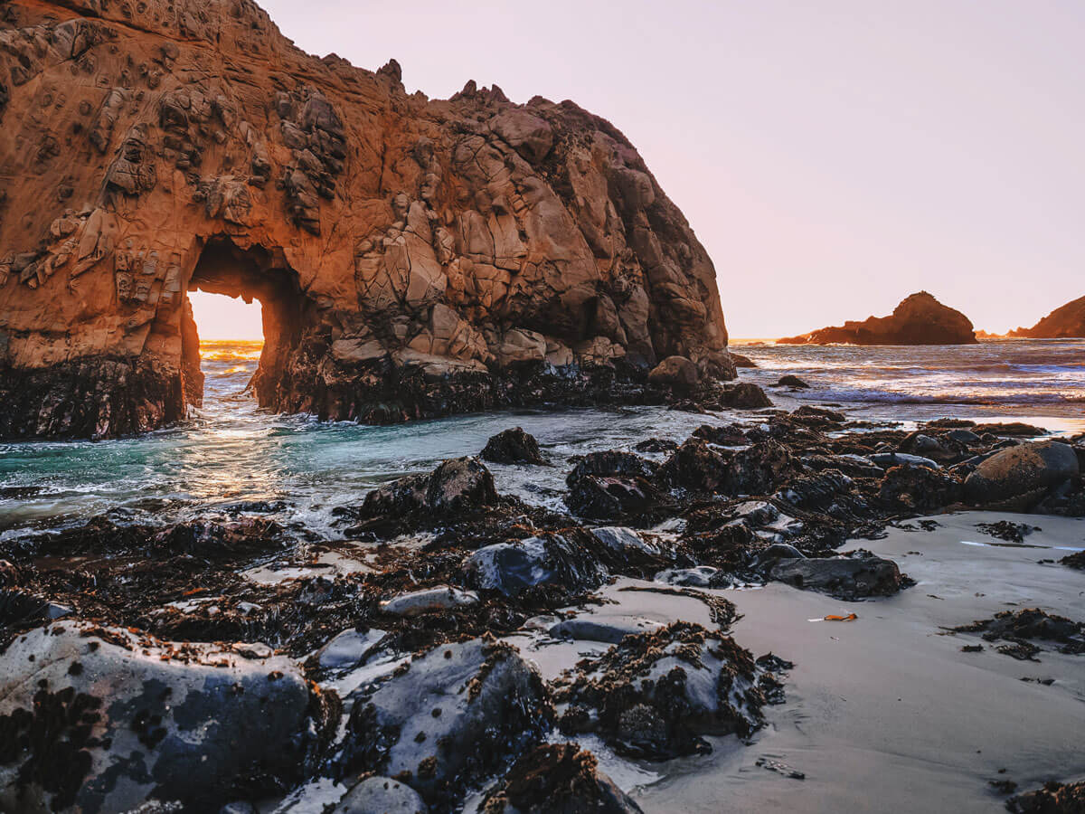 Keyhole-Rock-at-Pfeiffer-Beach-in-Big-Sur-California