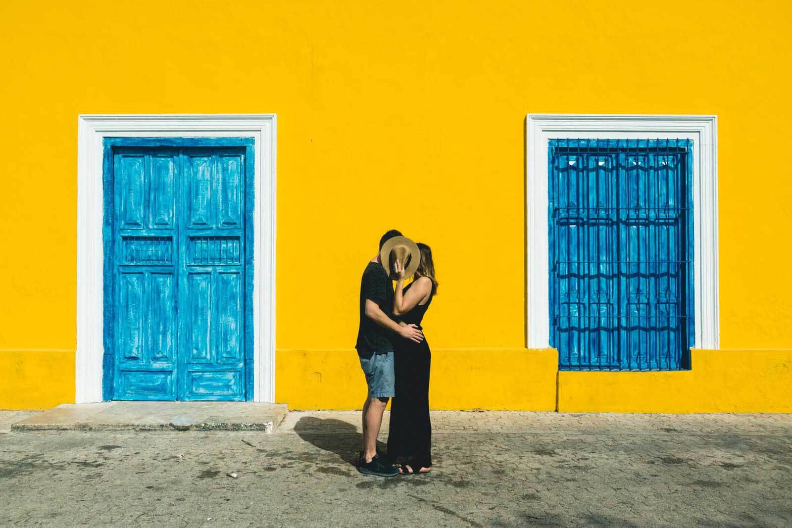 Bobo and Chichi kissing in the colorful streets of Merida