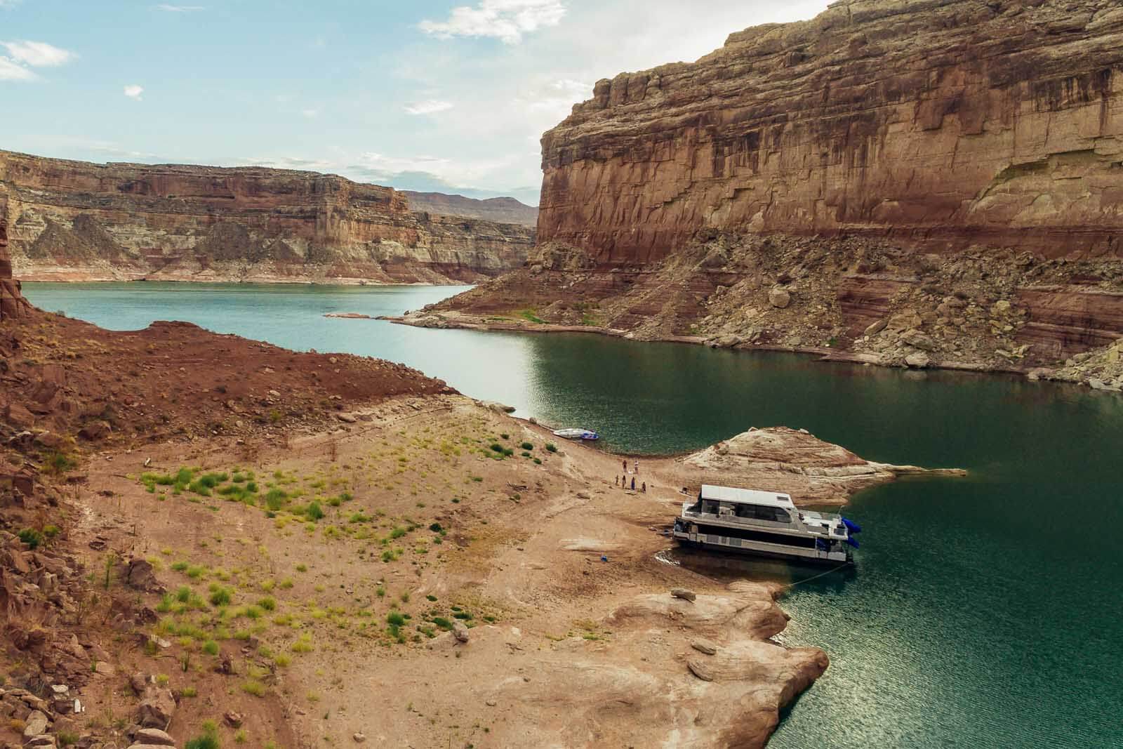 Lake Powell houseboat rental parking spot in canyon