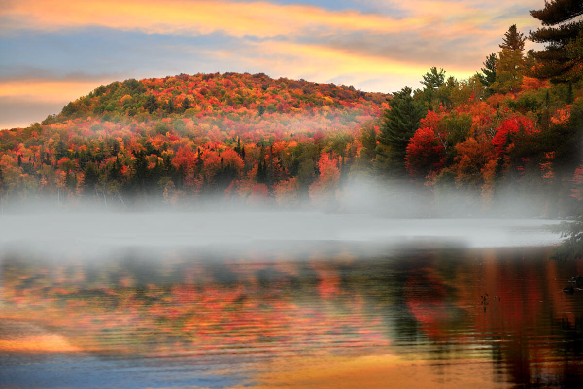 Lake-Raponda-in-the-fall-with-full-fall-foliage-in-the-morning-in-Wilmington-Vermont