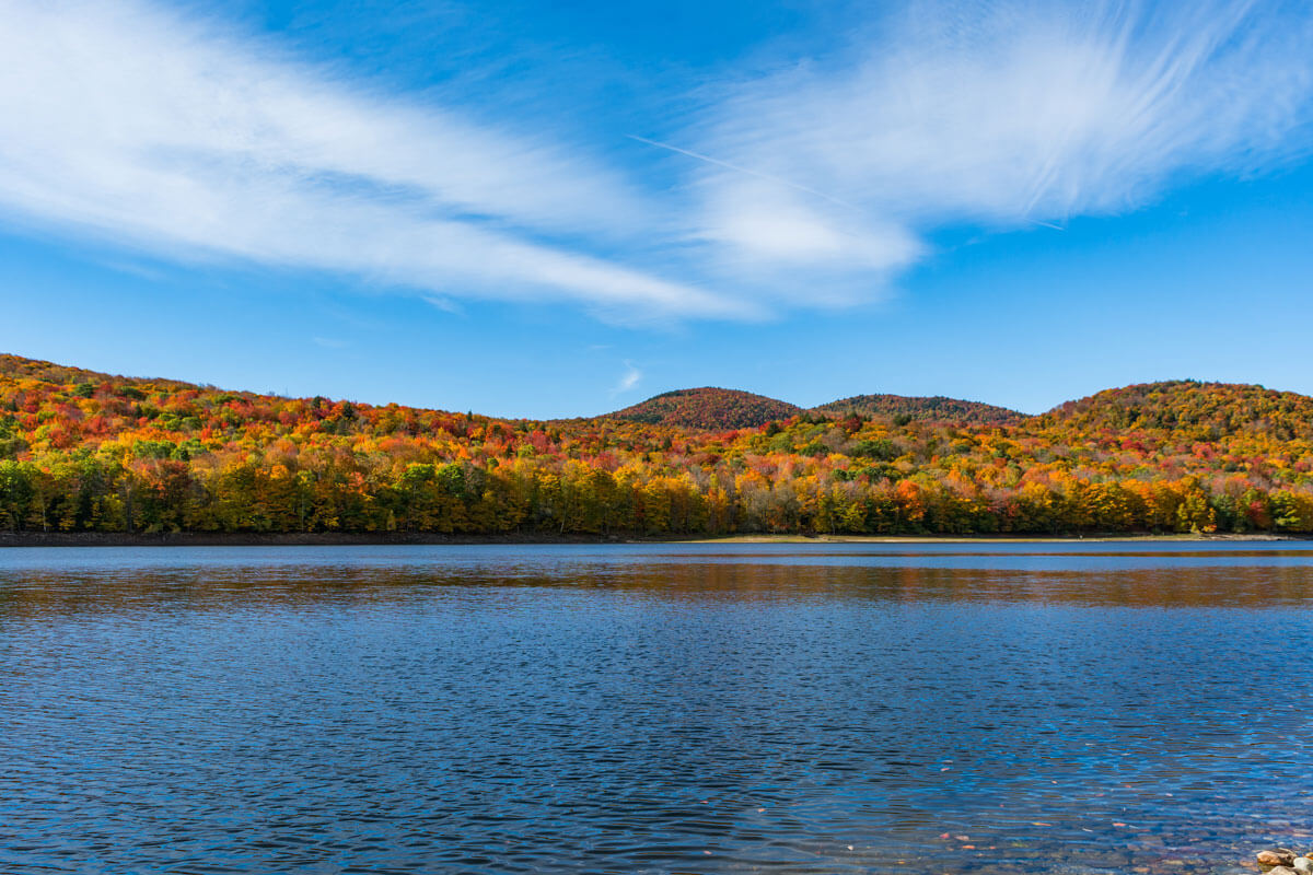 Lake-Whitingham-aka-Harriman-Reservoir-in-Vermont-during-the-fall 