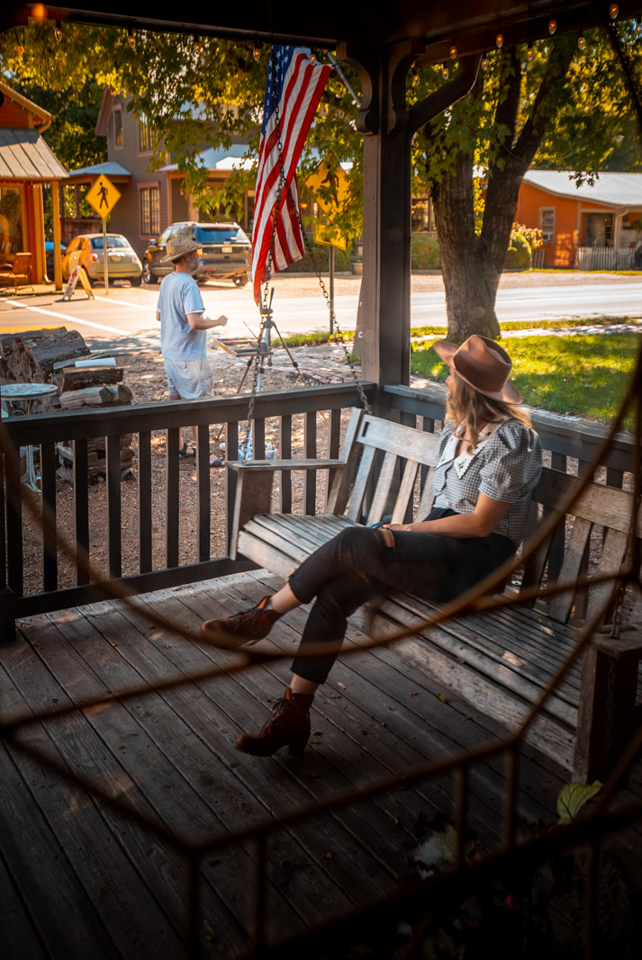 Leipers Creek Gallery porch and live painter at Leipers Fork Tennessee