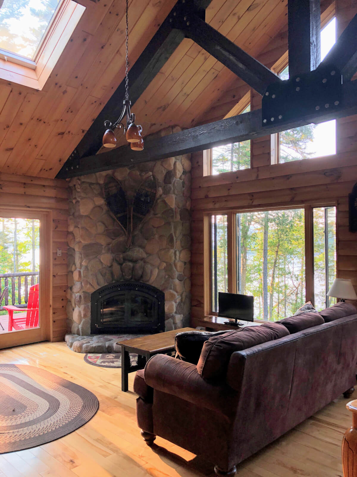 Loon Lodge - Gefüllte Koffer