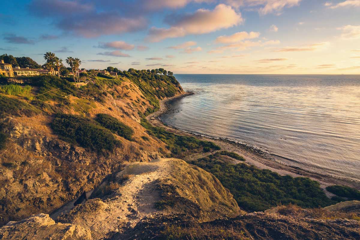 Lunada-Bay-Beach-in-Los-Angeles-at-sunset