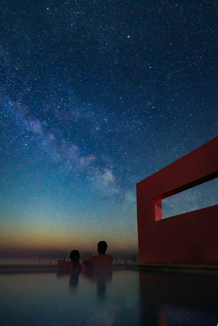 Megan and Scott looking at the milky way galaxy enjoying Cambridge Beach Resort in Bermuda at night under the stars