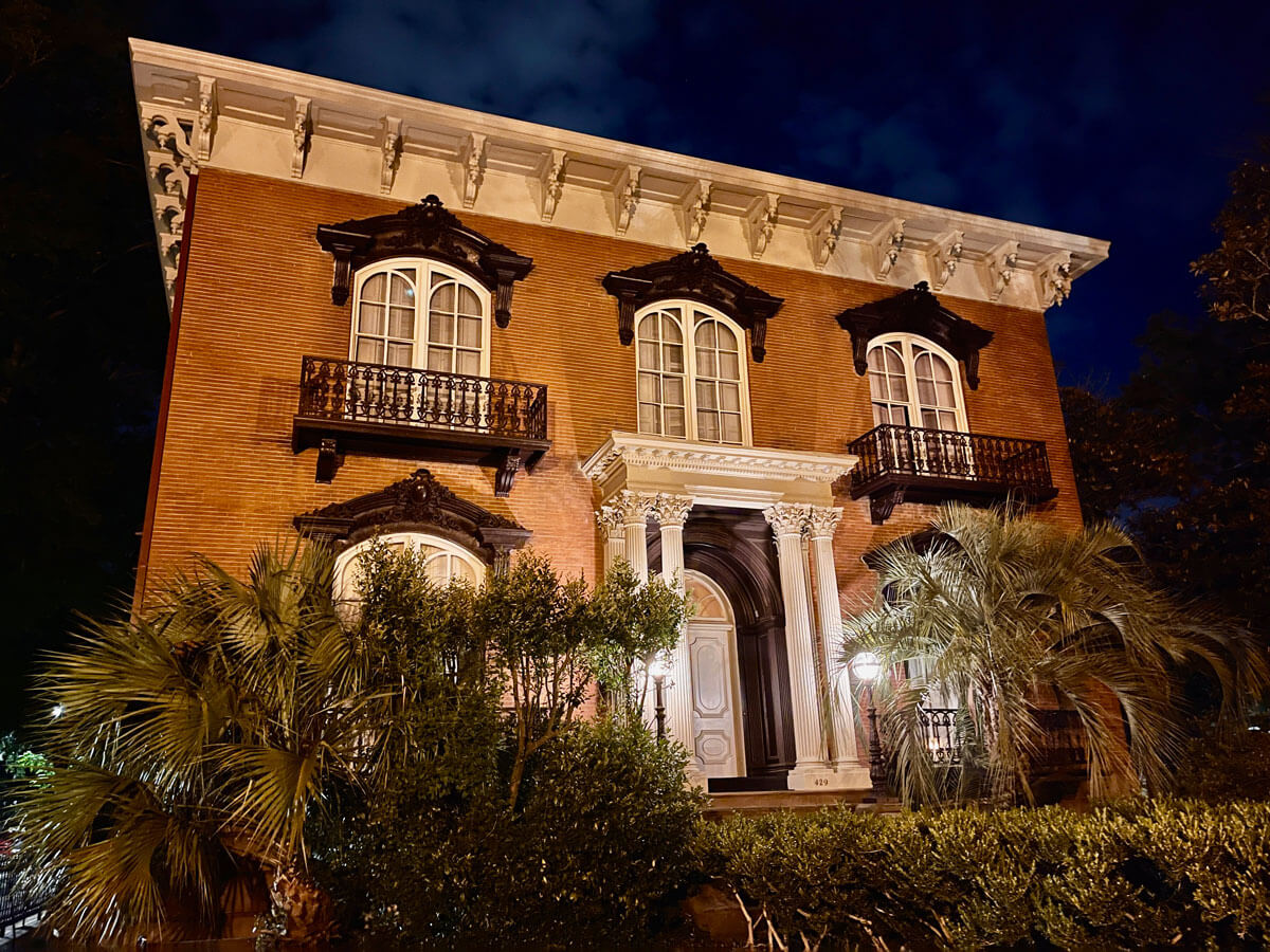 Mercer-Williams-House-at-night-in-Savannah-Georgia