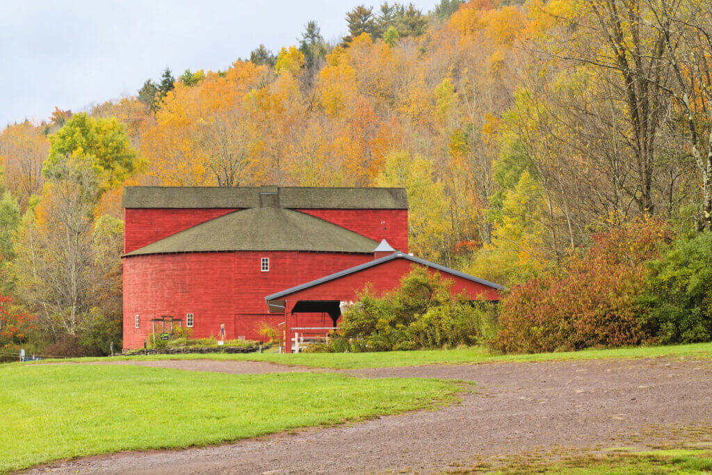 Pakatakan-Farmers-Market-barn-in-Halcottsville,-NY