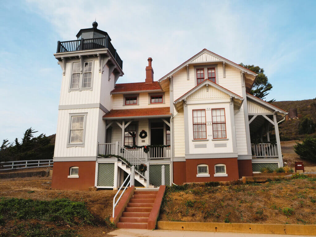 Point-San-Luis-Lighthouse-at-Avila-Beach-in-California