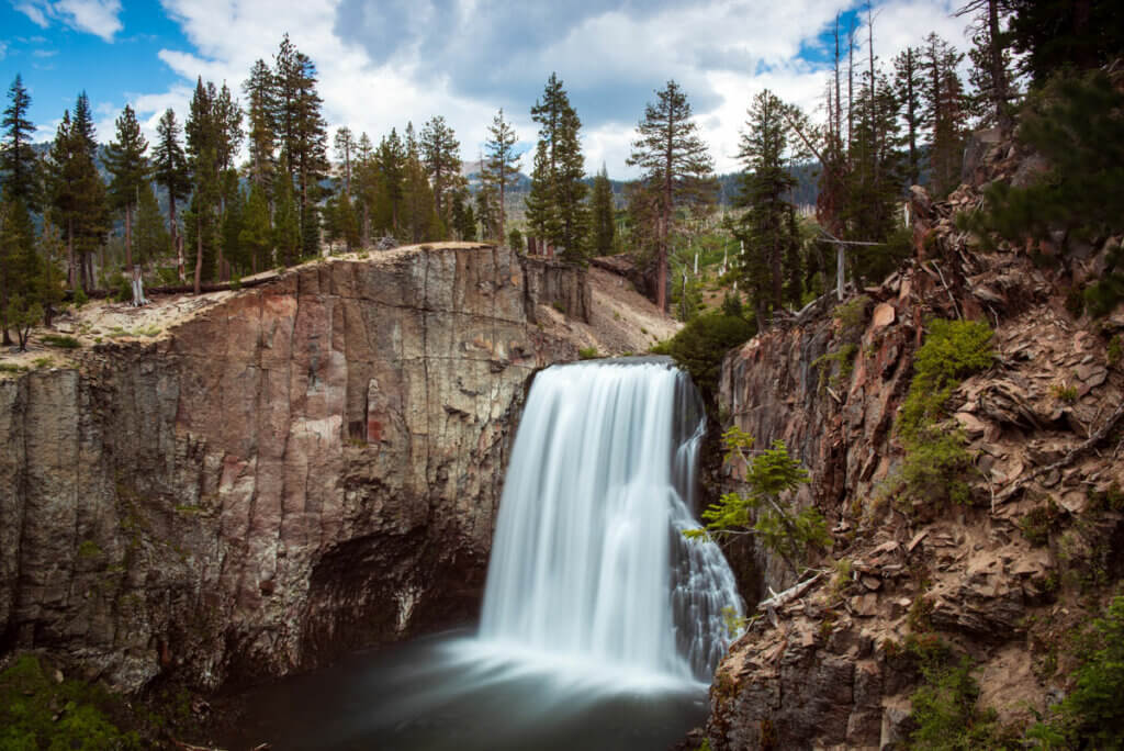 Rainbow-Falls-at-Devil's-Postpile-National-Monument-in-Mammoth-Lakes-California