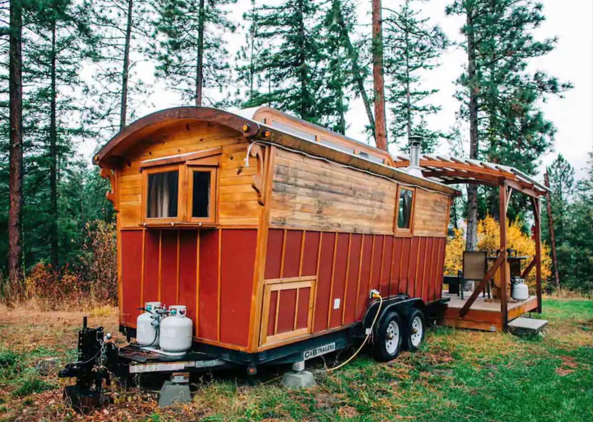 Red-wagon-tiny-house-near-leavenworth-washington