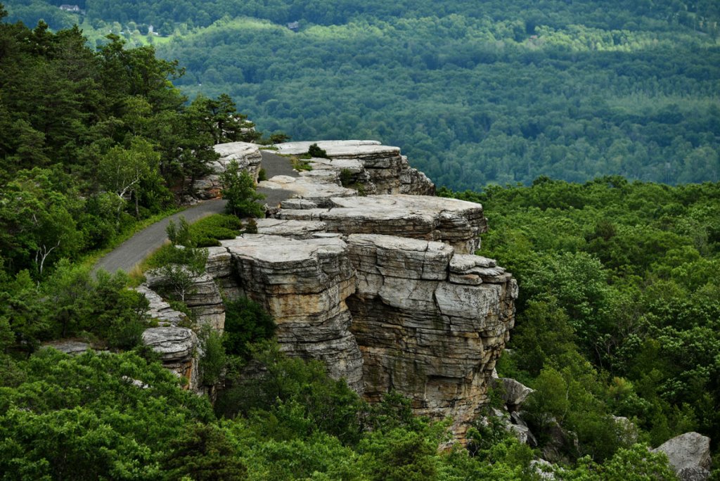 Rocky-views-overlooking-the-valley-at-Minnewaska-State-Park-in-New-York