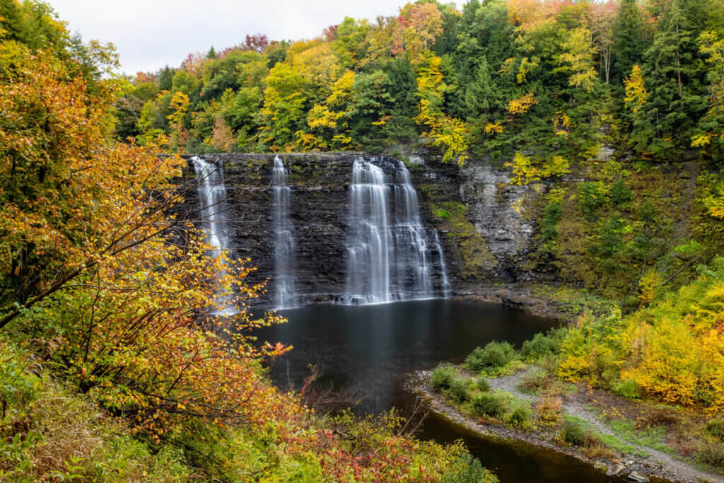 Salmon-River-Falls-in-new-york-in-the-fall