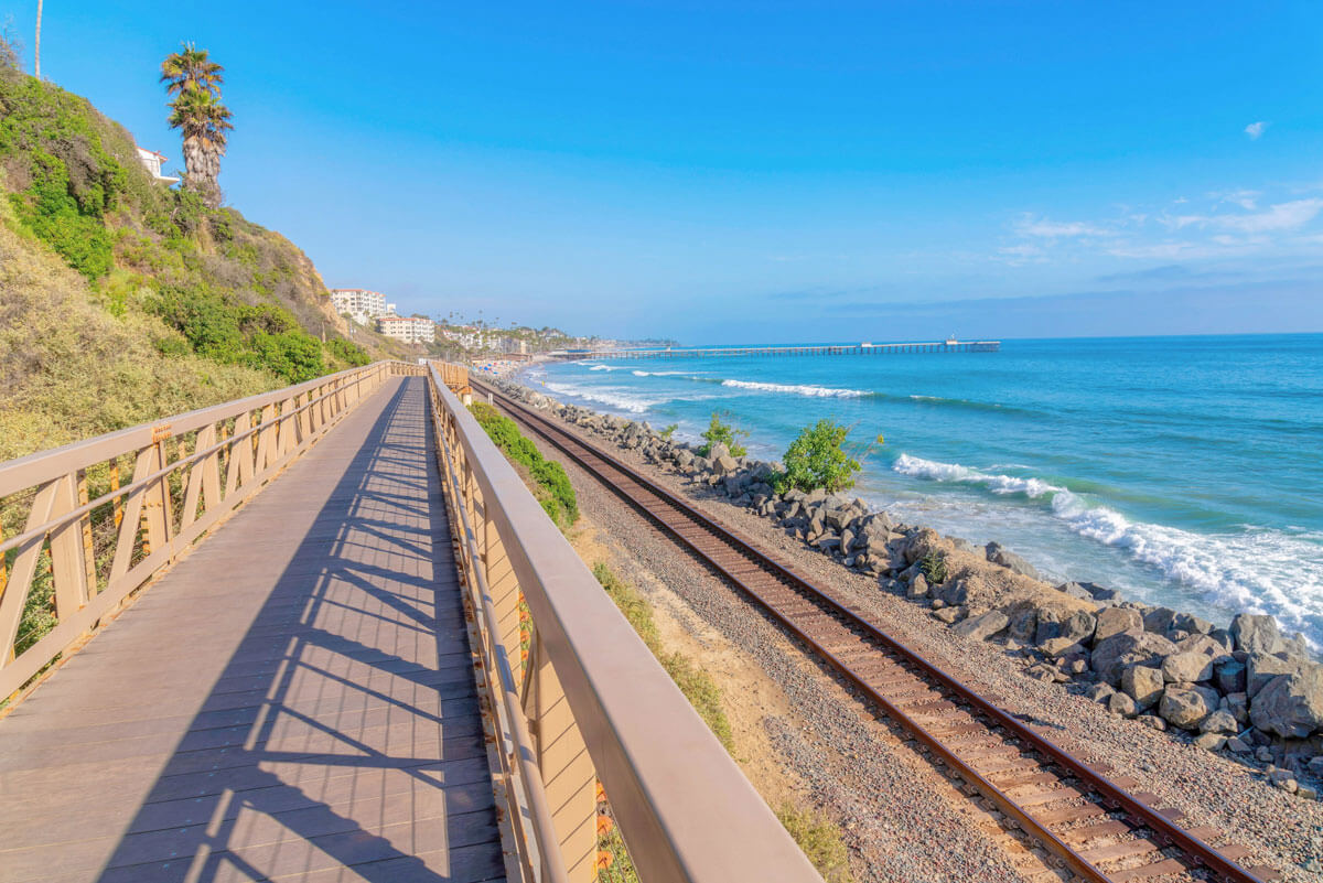 San-Clemente-Beach-Trail-in-California-along-the-coast-and-railroad-tracks