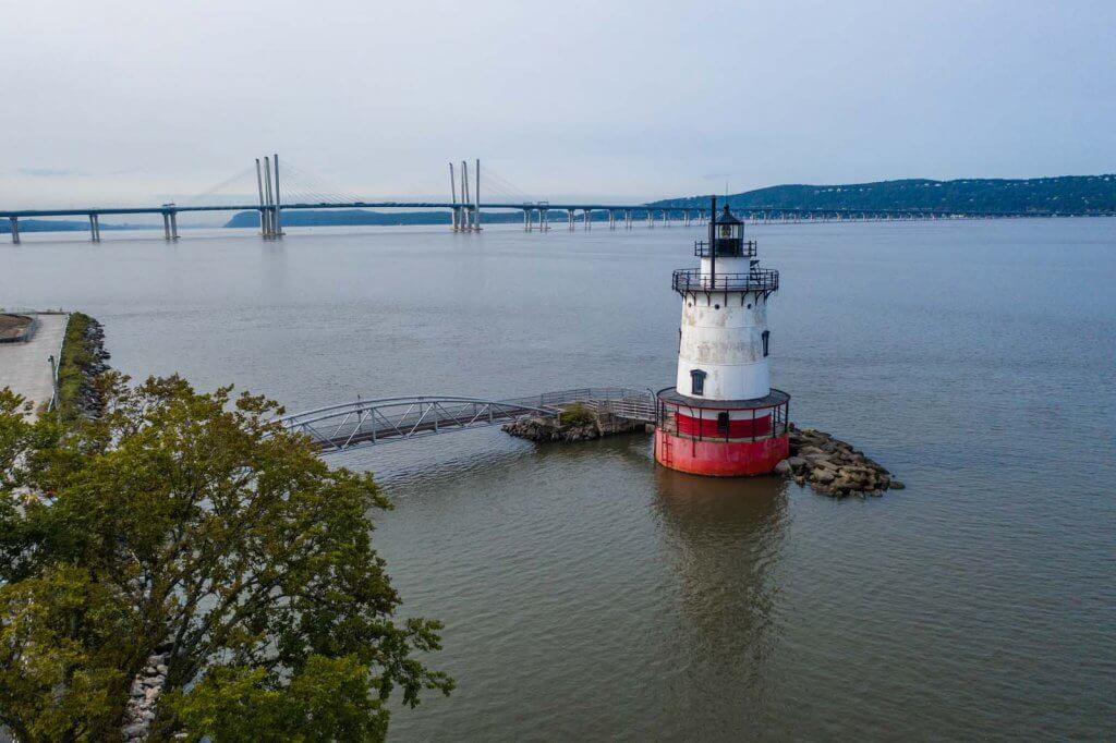 Sleepy Hollow Lighthouse with Mario Cuomo Bridge in the background in NY