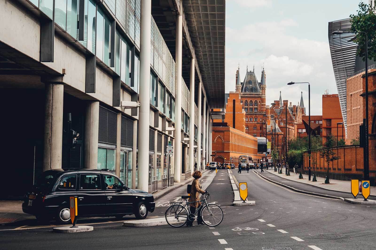 Taxi e bicicleta perto de Kings Cross Station em Londres