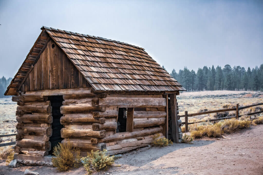 The-Belleville-cabin-along-the-Holcomb-valley-scenic-drive-near-Big-Bear-California