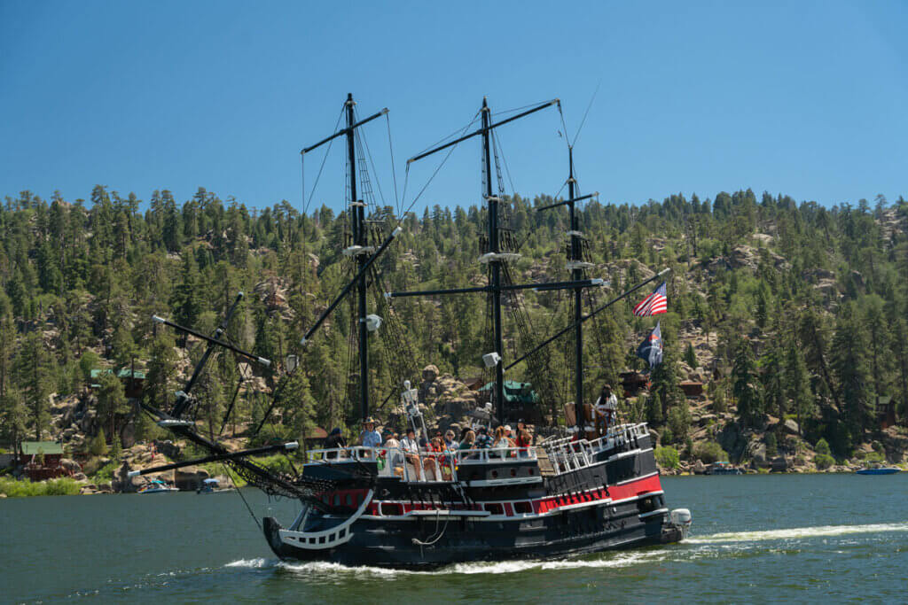 The-unique-Big-Bear-Pirate-Ship-tours-at-Big-Bear-Lake-in-California-in-summer