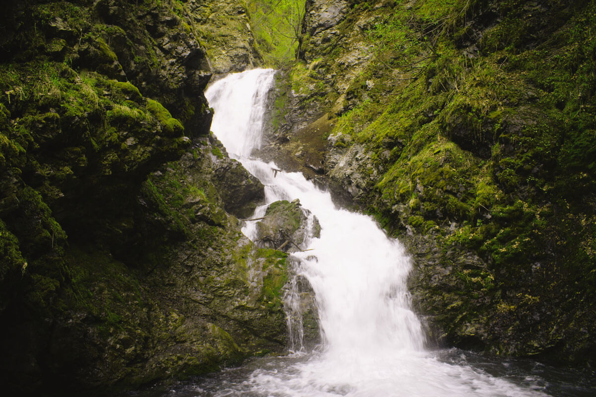 Thunderbird-Falls-in-Chugach-State-Park-in-Alaska