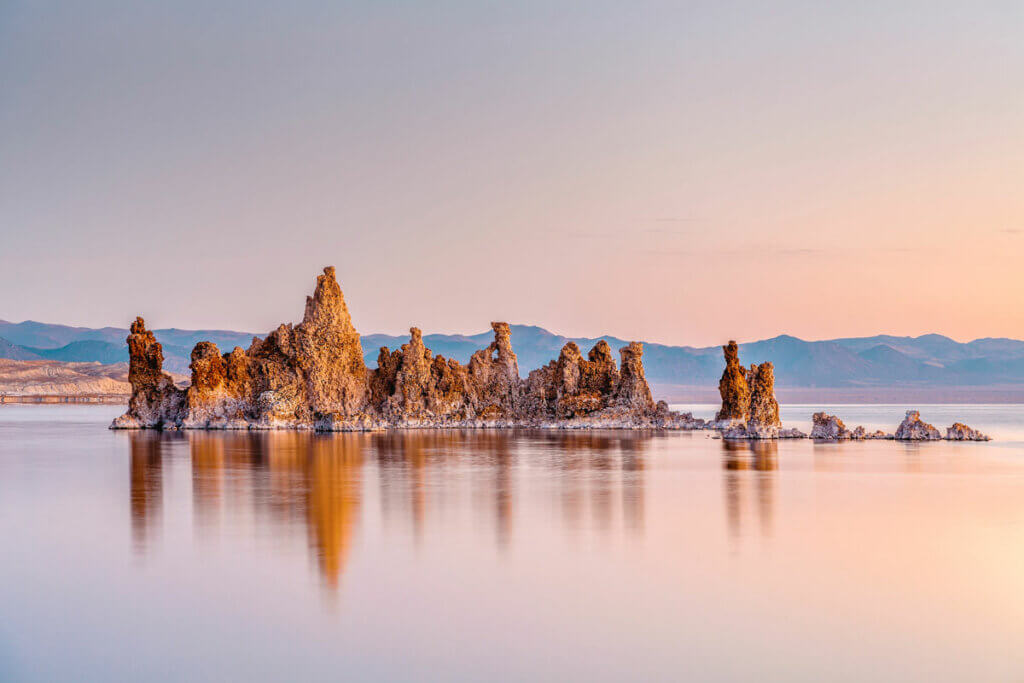 Tufa-formations-at-Mono-Lake-in-California