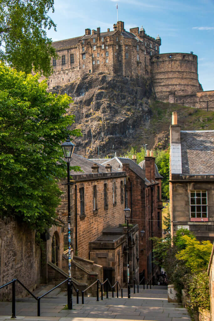 Vennel-Viewpoint-view-of-Edinburgh-Castle-in-Edinburgh-Scotland