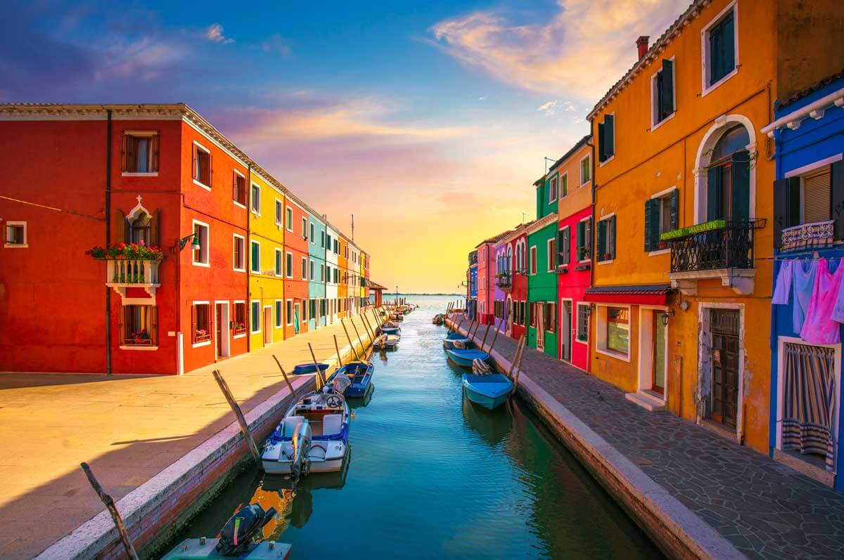 Vibrant-houses-of-Burano-in-Venice-Italy