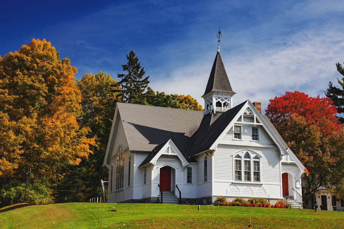 a-pretty-church-in-Stockbridge-Massachusetts-during-fall-in-the-Berkshires
