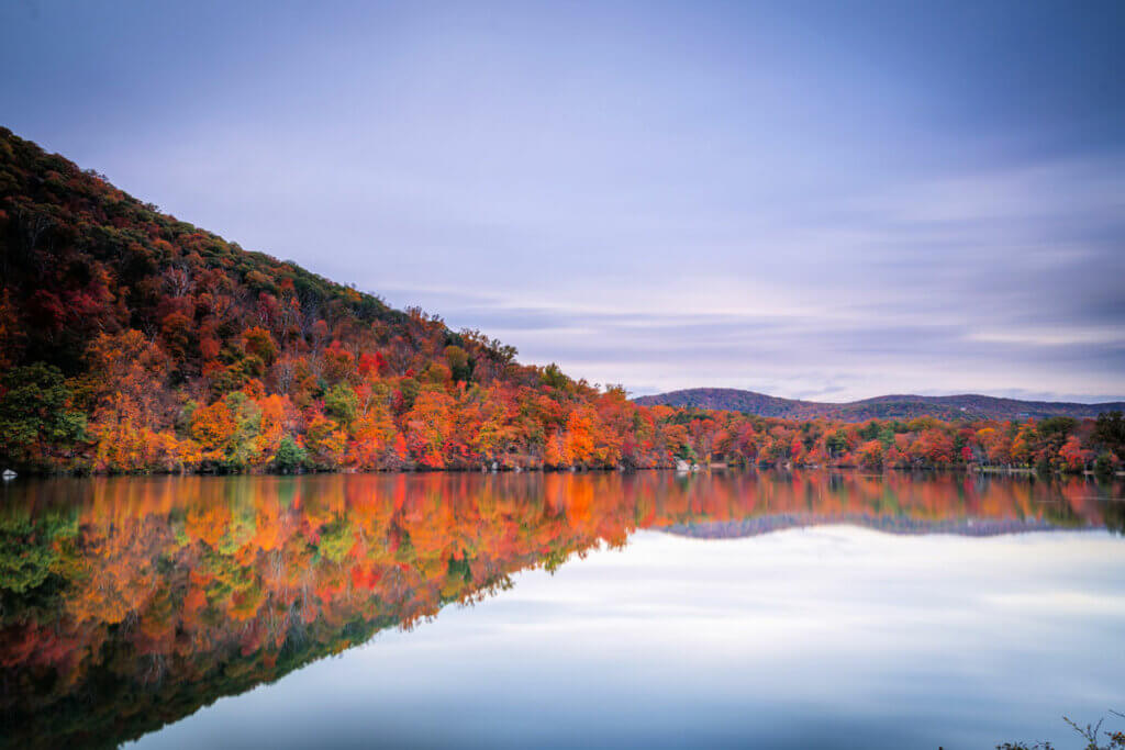 beautiful-fall-foliage-at-Bear-Mountain-State-Park-in-the-Hudson-Valley-New-York