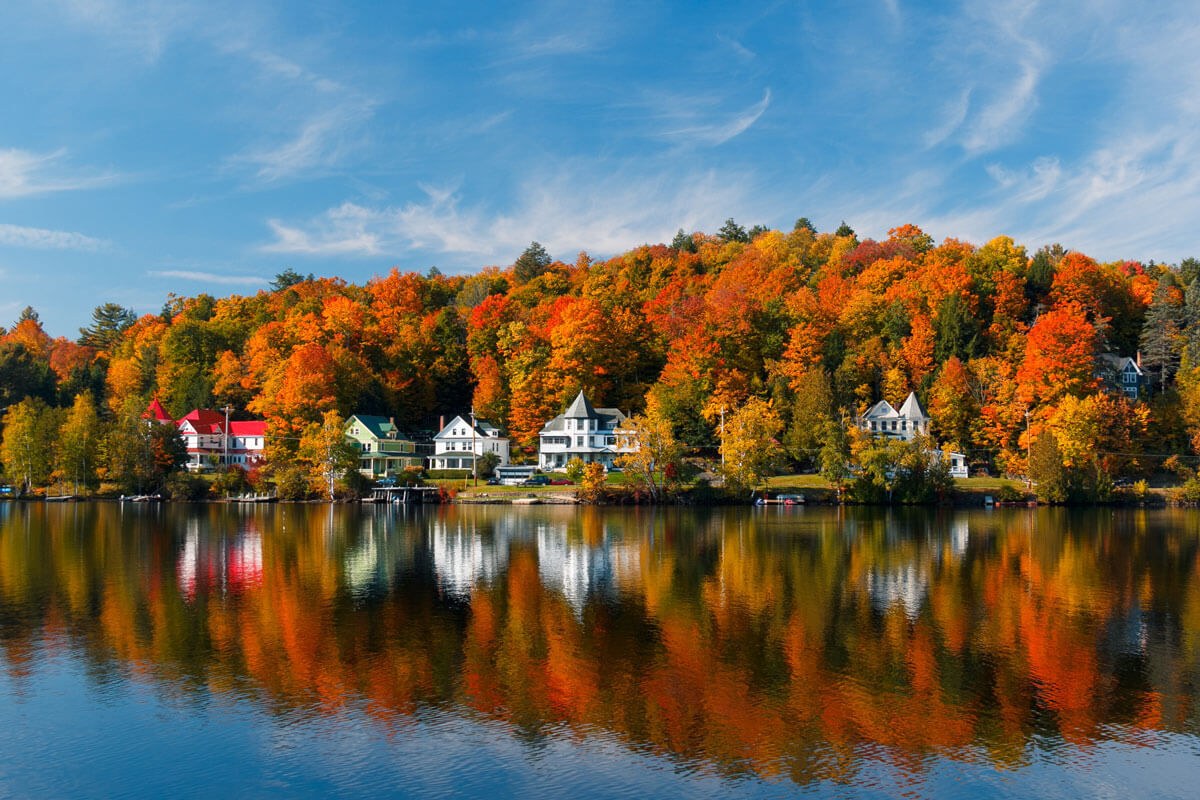 beautiful-fall-foliage-on-Saranac-Lake-in-Upstate-New-York-adirondack-mountain-region