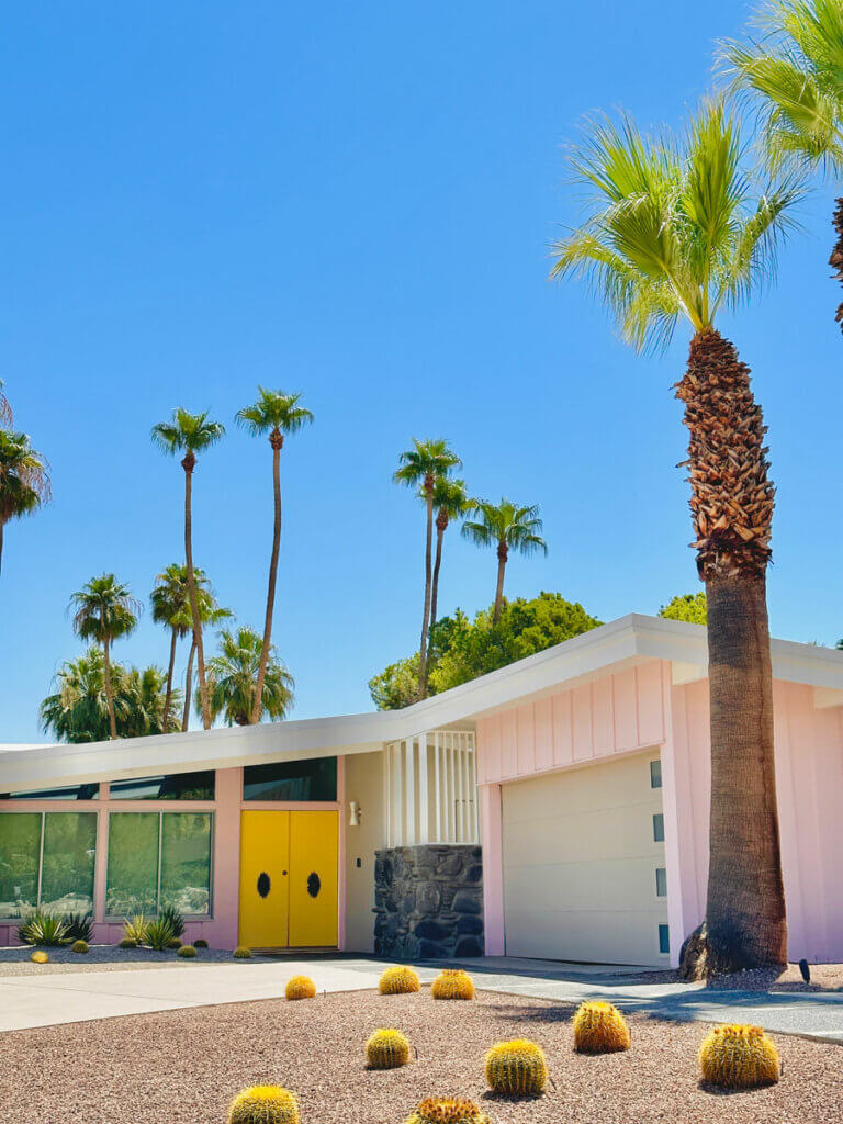 beautiful-pink-mid-century-modern-house-in-palm-springs-in-vistas-las-palmas-neighborhood