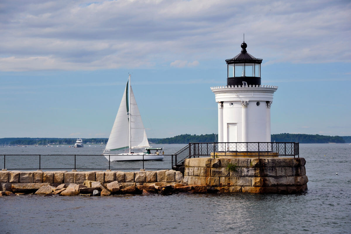 bug-light-lighthouse-in-portland-maine-