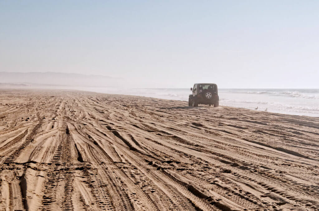 car-driving-on-Oceano-Dunes-Natural-Preserve-State-Park-in-Oceano-California-in-San-Luis-Obispo-County