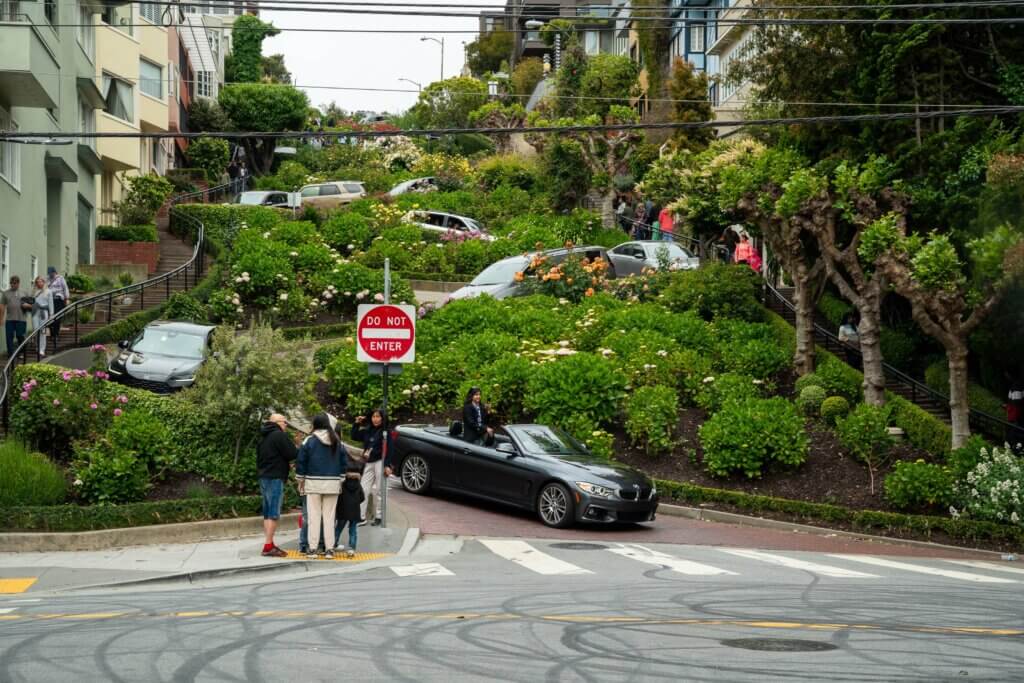cars driving down the hairpin turns of Lombard Street in San Francisco